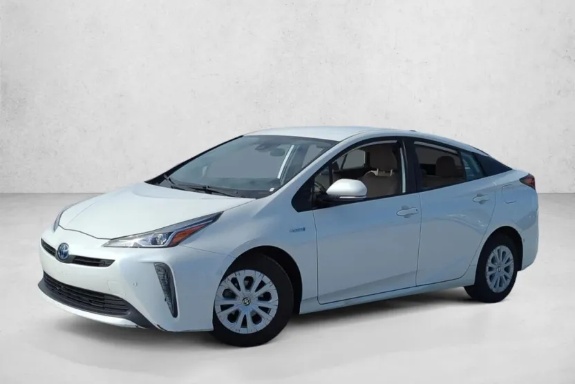 2019 Toyota Prius LE photo 1