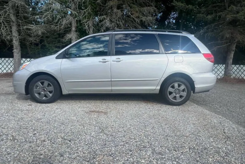 2004 Toyota Sienna CE photo 1