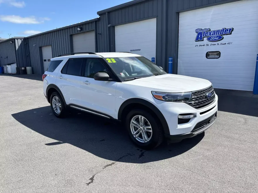 2023 Ford Explorer XLT photo 1
