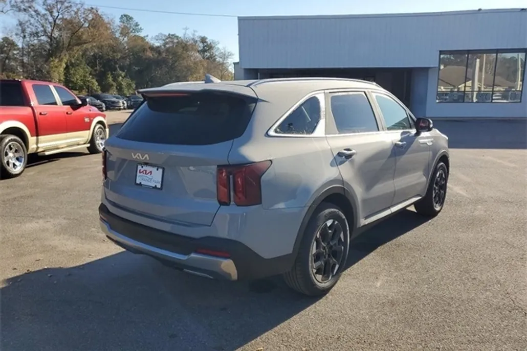 2025 Kia Sorento S photo 1
