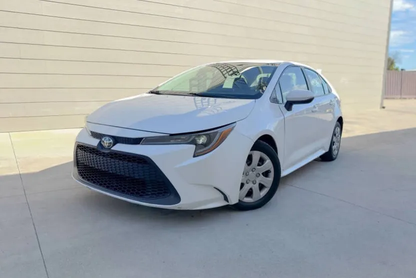 2021 Toyota Corolla LE photo 1