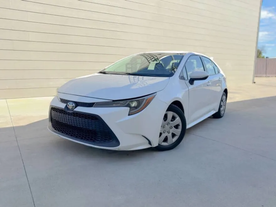 2021 Toyota Corolla LE photo 1