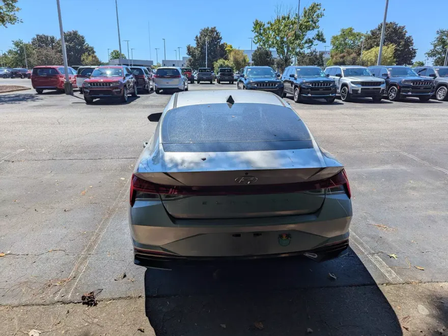 2021 Hyundai Elantra SEL photo 1