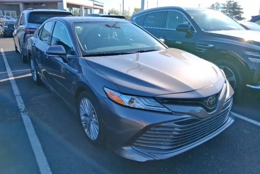 2020 Toyota Camry XLE photo 1