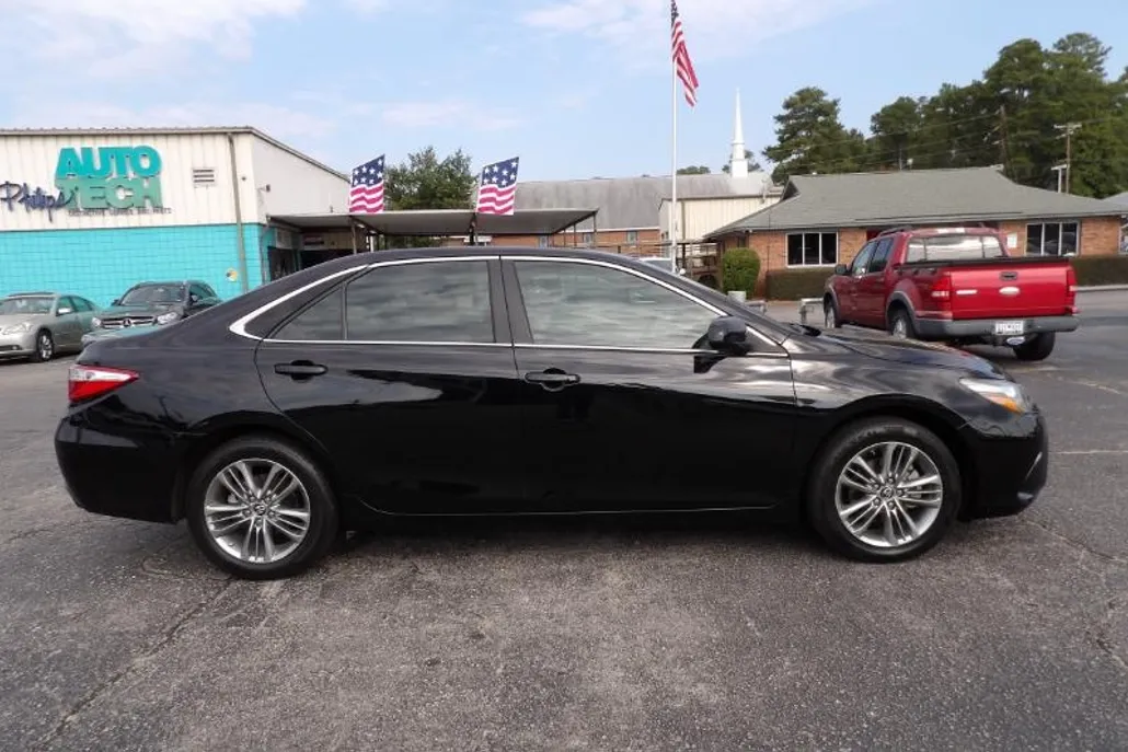 2015 Toyota Camry SE photo 1