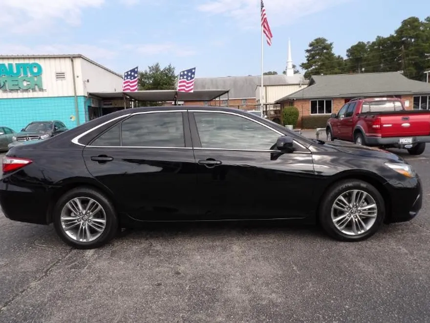 2015 Toyota Camry SE photo 1