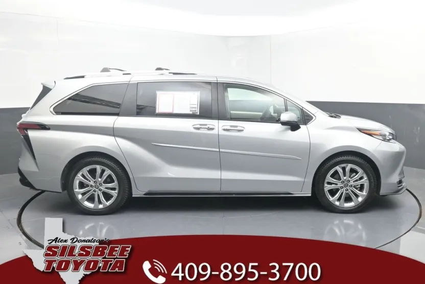 2022 Toyota Sienna Platinum photo 1
