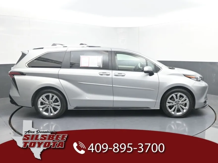2022 Toyota Sienna Platinum photo 1