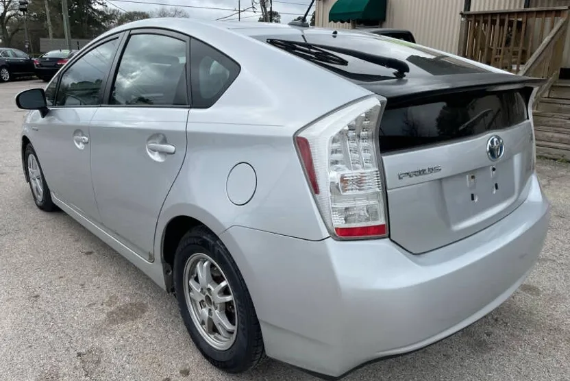 2010 Toyota Prius Three photo 1