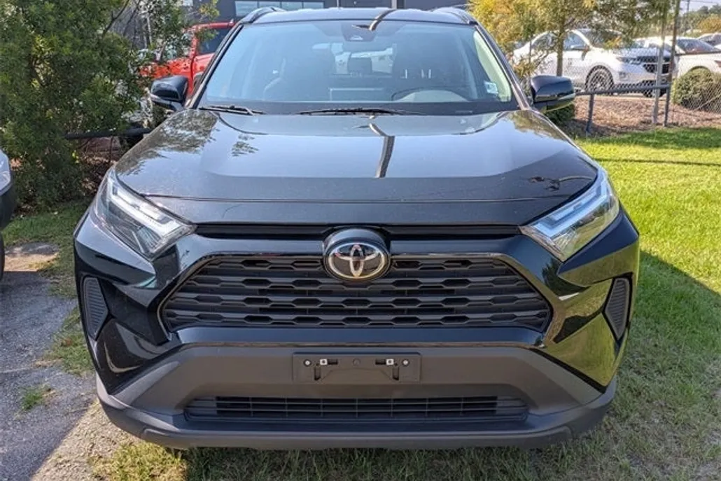 2023 Toyota RAV4 XLE photo 1