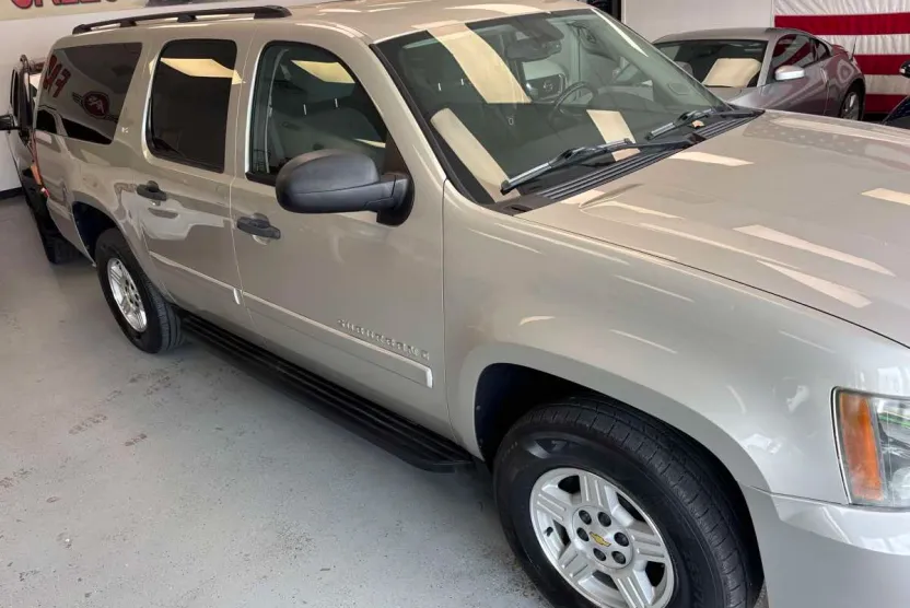 2008 Chevrolet Suburban LS photo 1