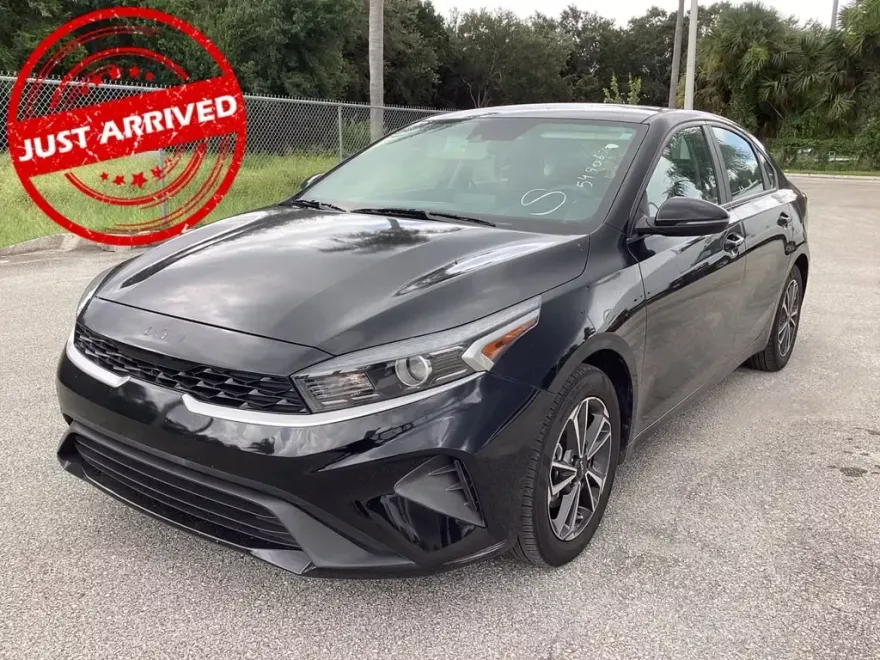 2023 Kia Forte LXS photo 1
