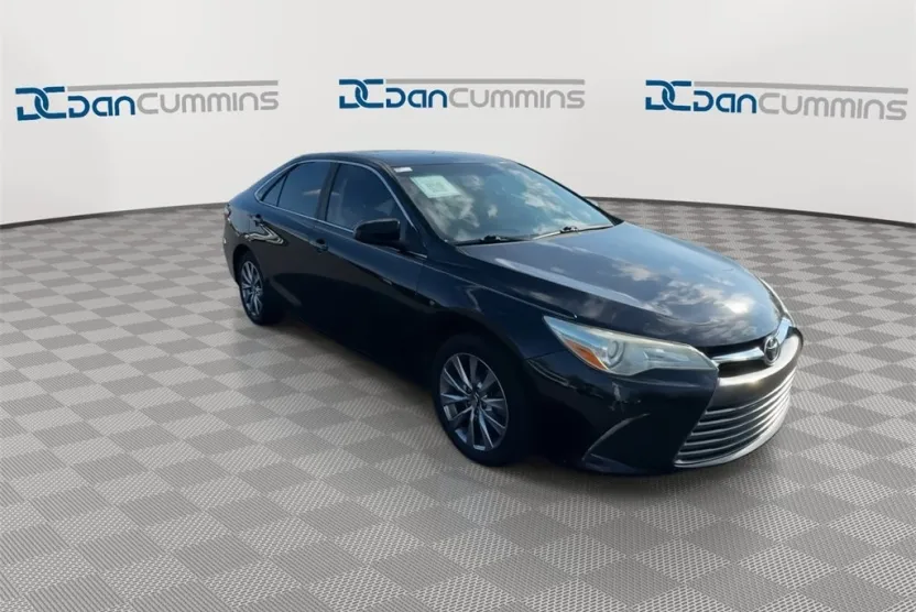 2016 Toyota Camry XLE photo 1