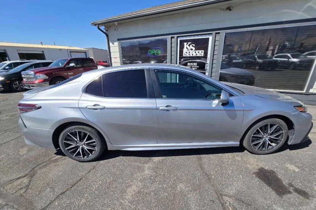 2024 Toyota Camry SE photo 1