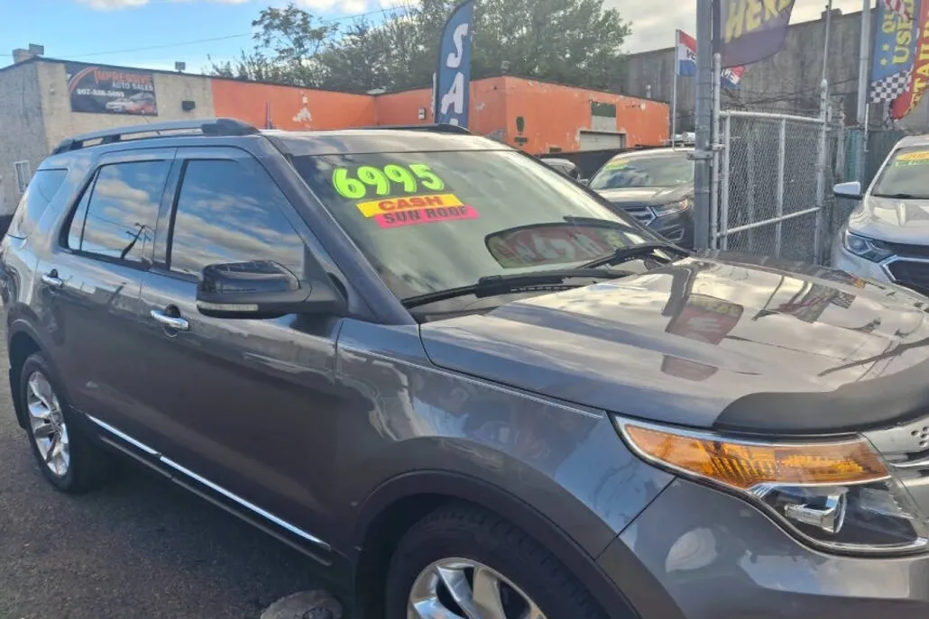 2012 Ford Explorer XLT photo 1