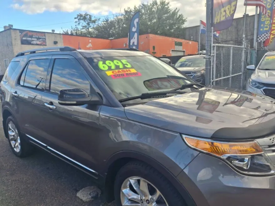 2012 Ford Explorer XLT photo 1