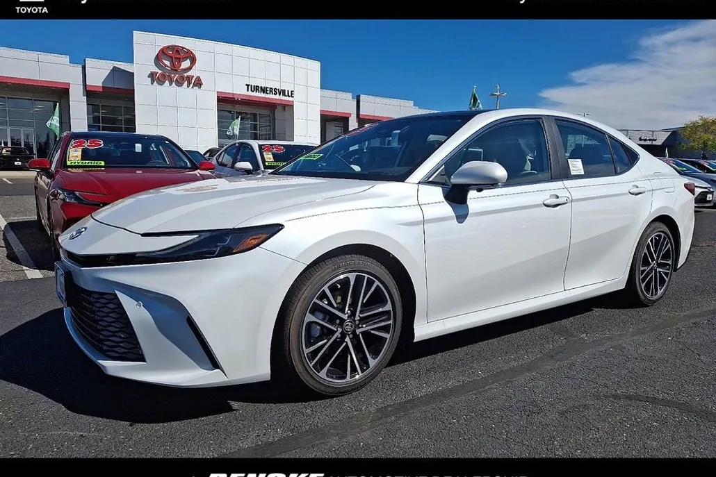 2025 Toyota Camry XLE photo 1