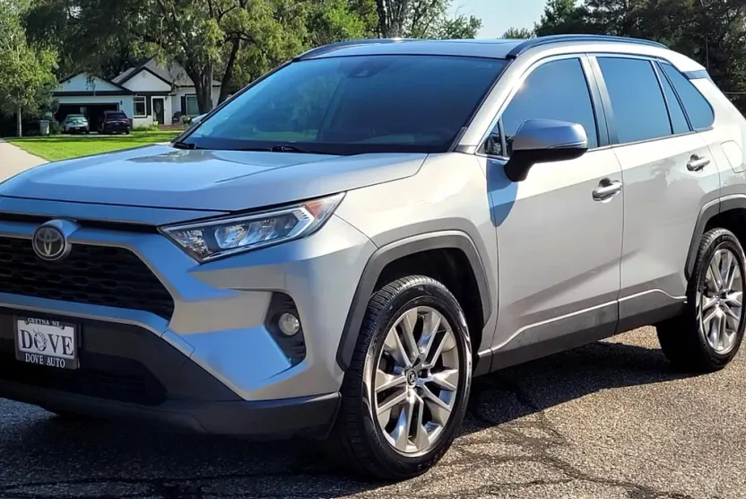 2019 Toyota RAV4 XLE Premium photo 1