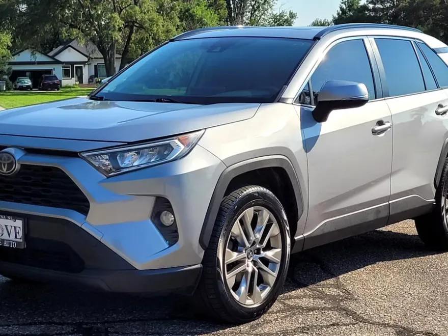 2019 Toyota RAV4 XLE Premium photo 1