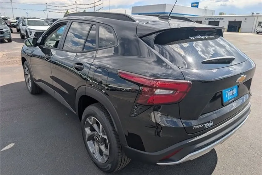 2025 Chevrolet Trax LT photo 1