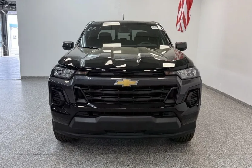 2025 Chevrolet Colorado Work Truck LT photo 1