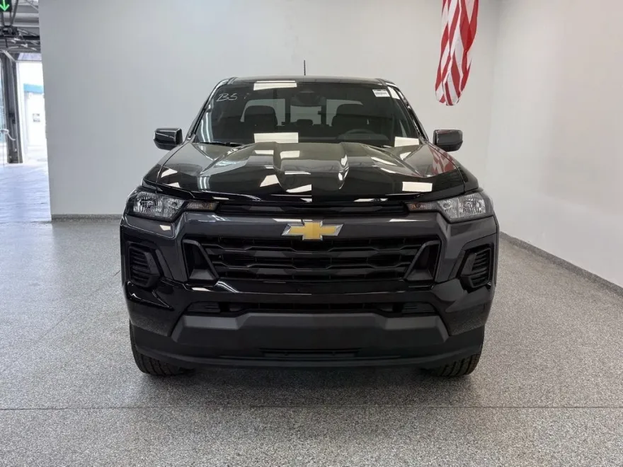 2025 Chevrolet Colorado Work Truck LT photo 1