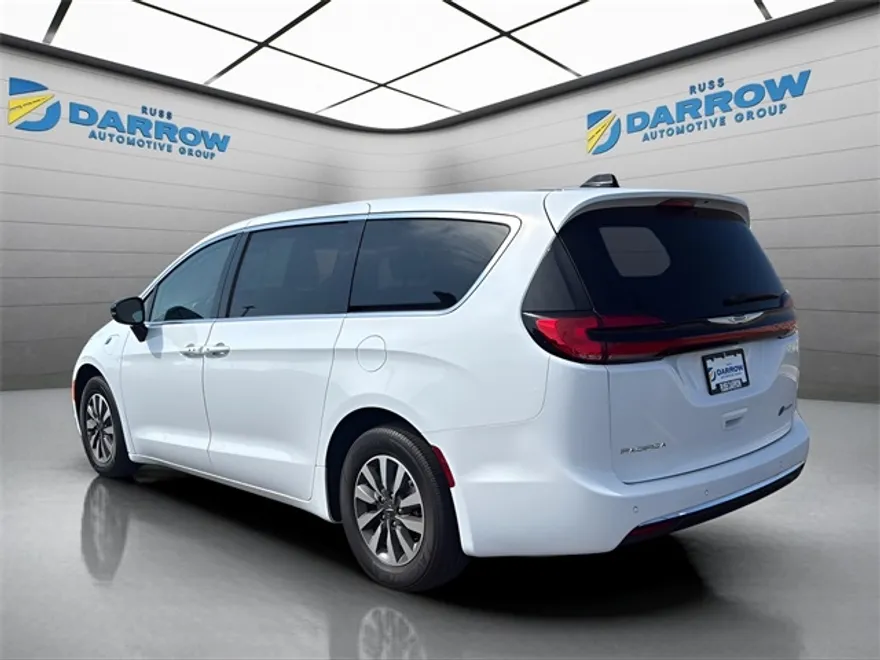 2024 Chrysler Pacifica Hybrid photo 1