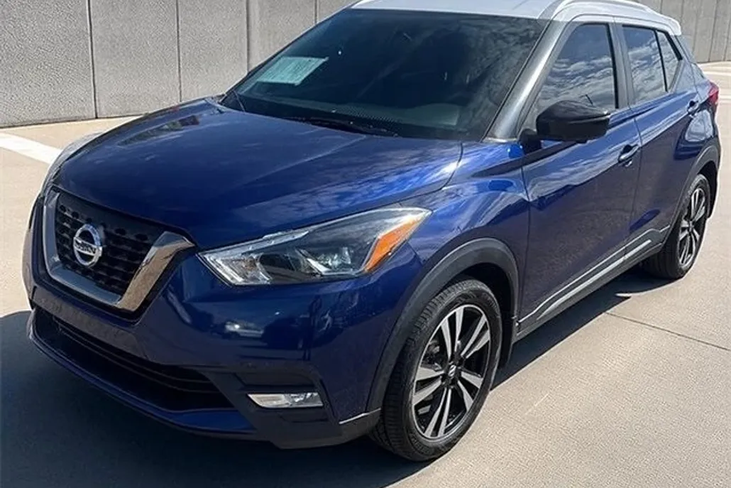 2019 Nissan Kicks SR photo 1