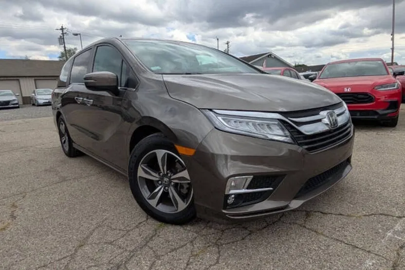 2019 Honda Odyssey Touring photo 1
