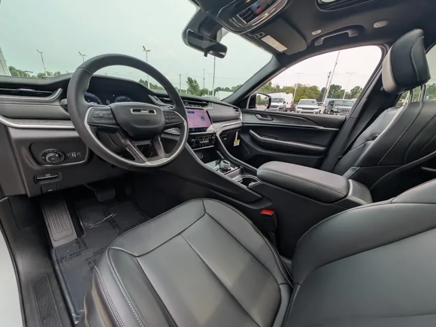 2025 Jeep Grand Cherokee Limited photo 1