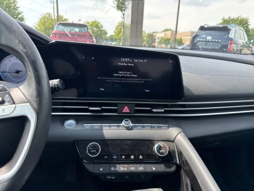 2023 Hyundai Elantra SEL Convenience photo 1