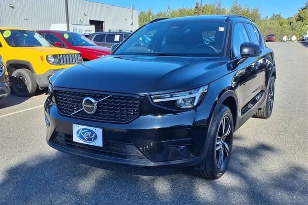2024 Volvo XC40 Core photo 1