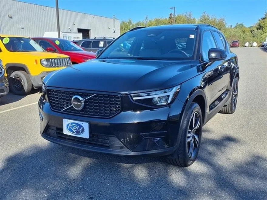 2024 Volvo XC40 Core photo 1