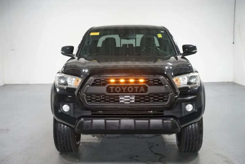 2019 Toyota Tacoma TRD Off-Road photo 1