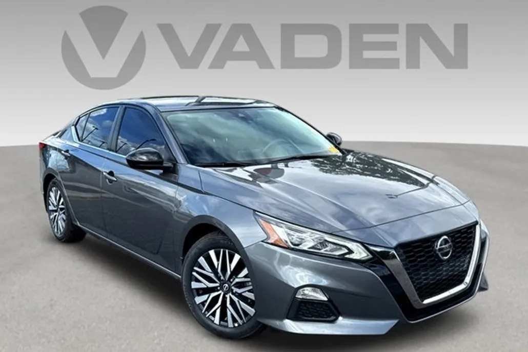 2022 Nissan Altima 2.5 SR photo 1
