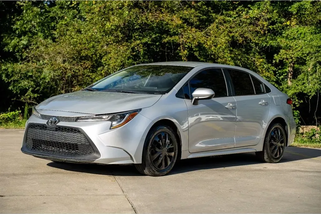 2021 Toyota Corolla LE photo 1