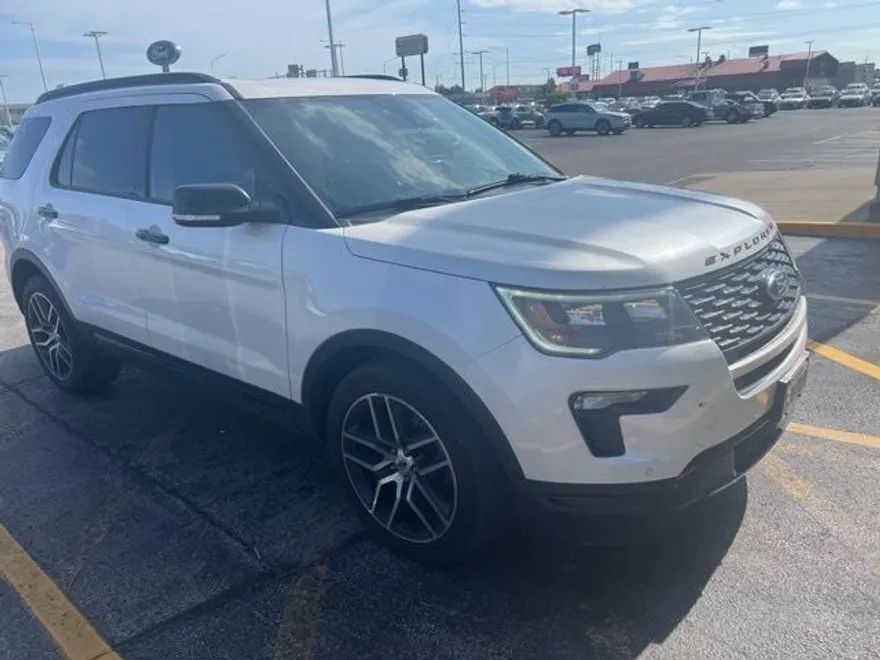 2019 Ford Explorer Sport photo 1