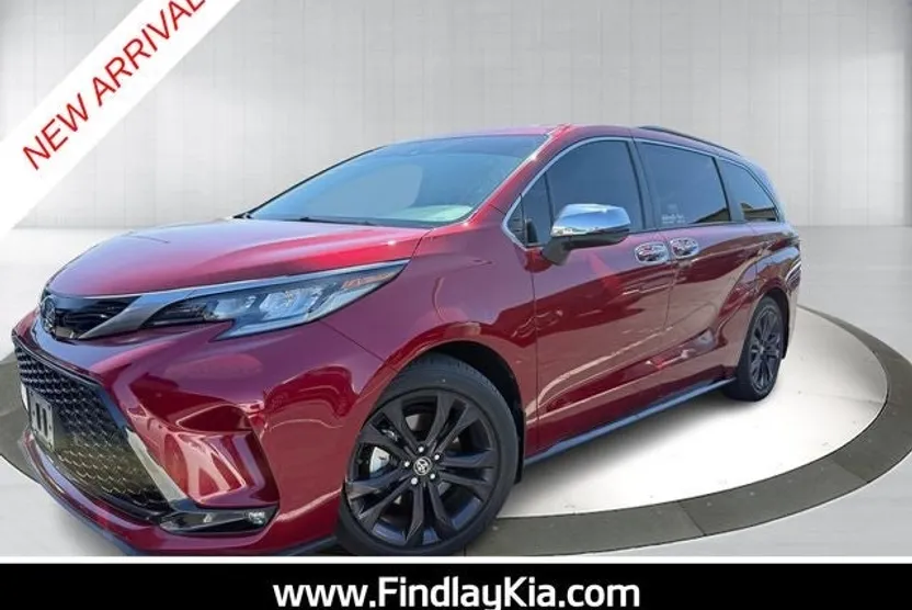 2022 Toyota Sienna XSE photo 1