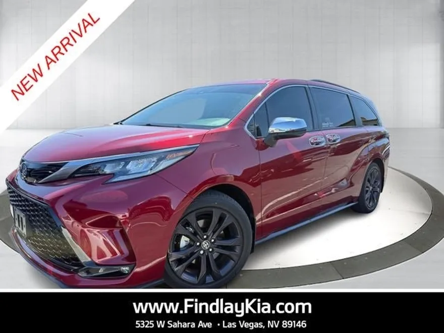 2022 Toyota Sienna XSE photo 1
