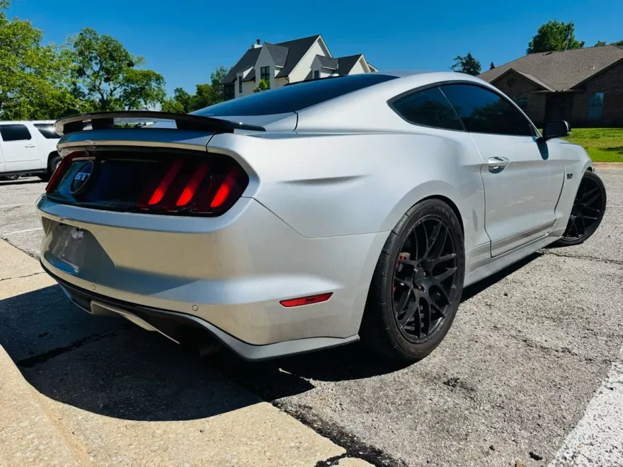 2016 Ford Mustang GT Premium photo 1
