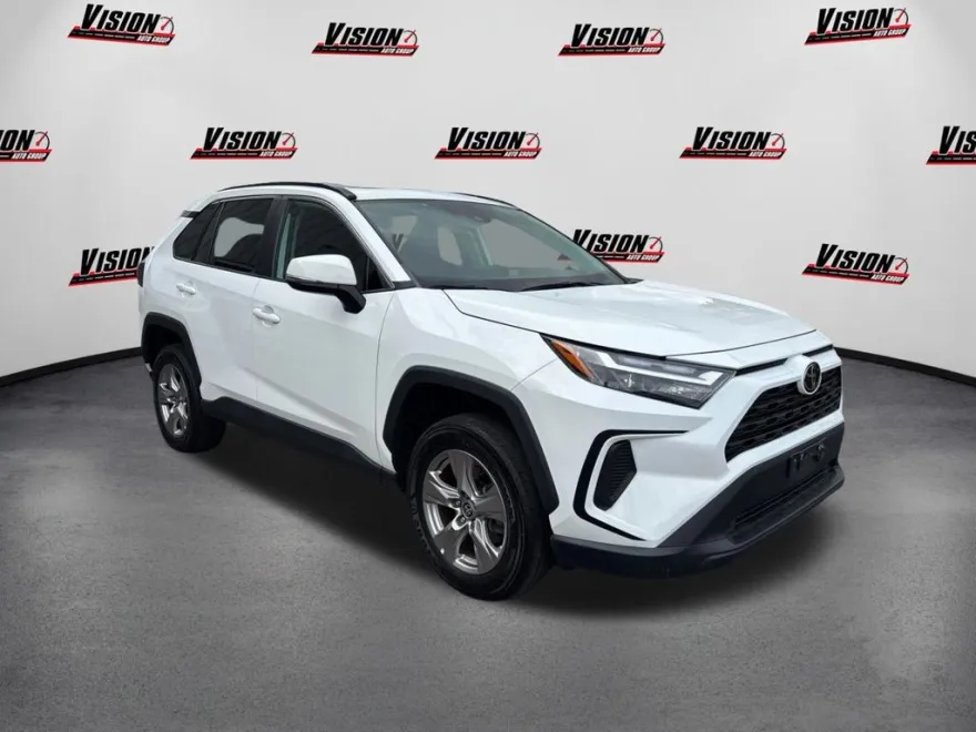 2022 Toyota RAV4 XLE photo 1