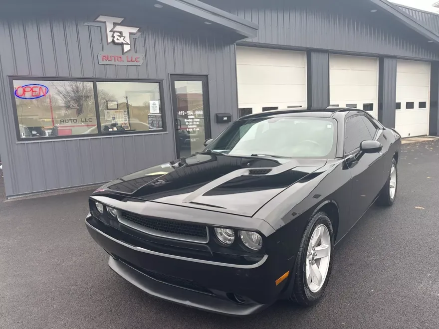 2012 Dodge Challenger SXT photo 1