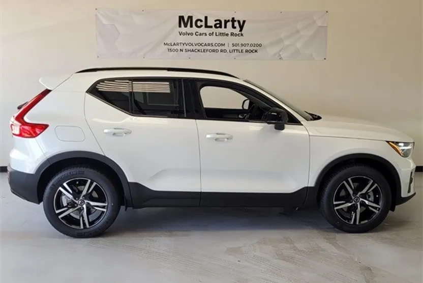 2026 Volvo XC40 Core photo 1