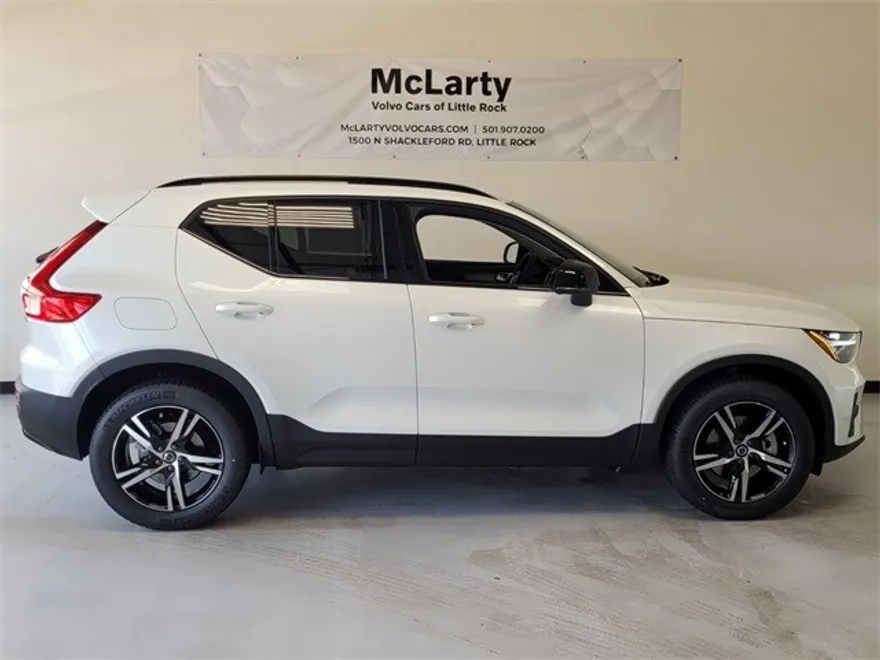2026 Volvo XC40 Core photo 1
