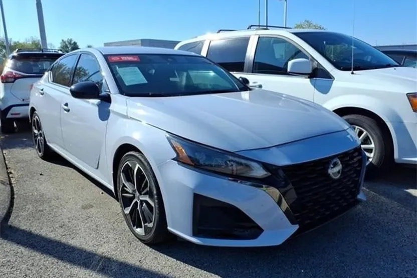 2023 Nissan Altima SR photo 1