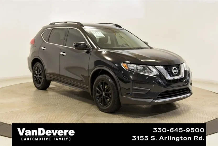 2017 Nissan Rogue SV photo 1