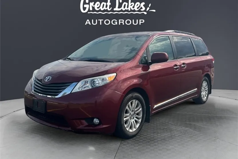 2014 Toyota Sienna XLE photo 1