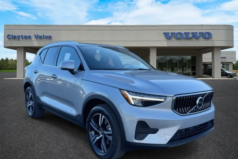 2025 Volvo XC40 Core AWD photo 1