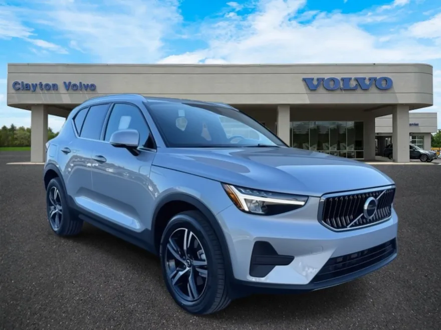 2025 Volvo XC40 Core AWD photo 1