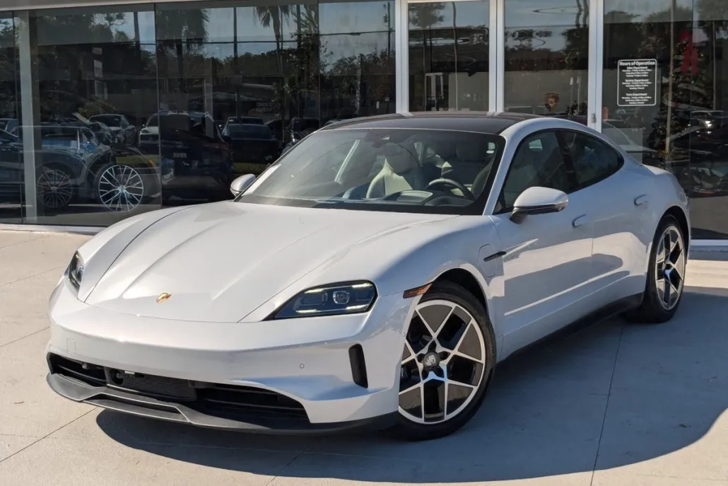 2025 Porsche Taycan photo 1